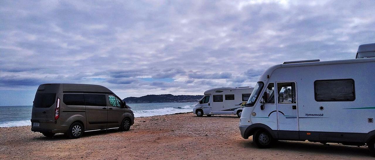 Varias autocaravanas, ayer en  la playa la Muntanyeta de Xàbia.