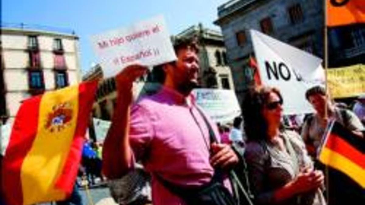 Un manifestante sostiene una pancarta con una lema a favor del castellano, ayer en Barcelona.