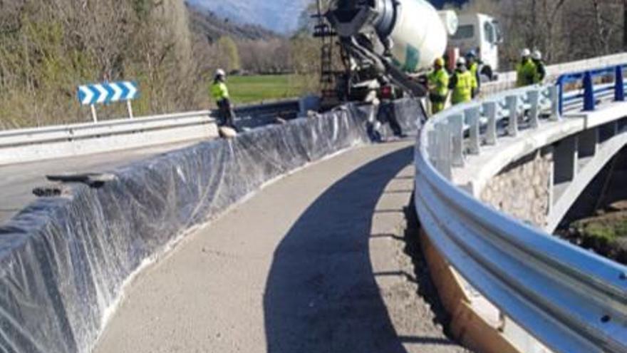 La estructura sobre el río Noguera Ribagorzana es un puente hiperestático construido con hormigón armado.