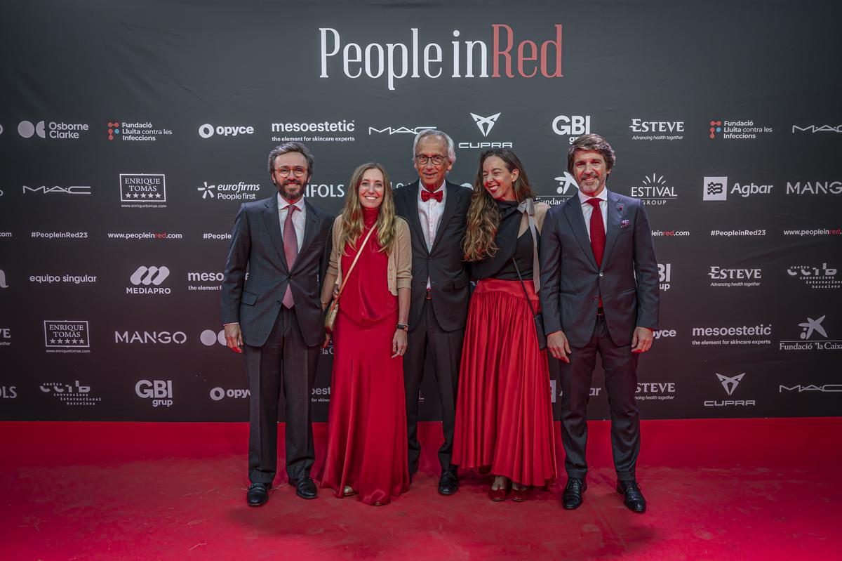 Aitor Moll, CEO de Prensa Ibérica, junto a su mujer, Usoa Arregui, el doctor Buenaventura Clotet, Carlota Pi y el director general, Sergi Guillot.