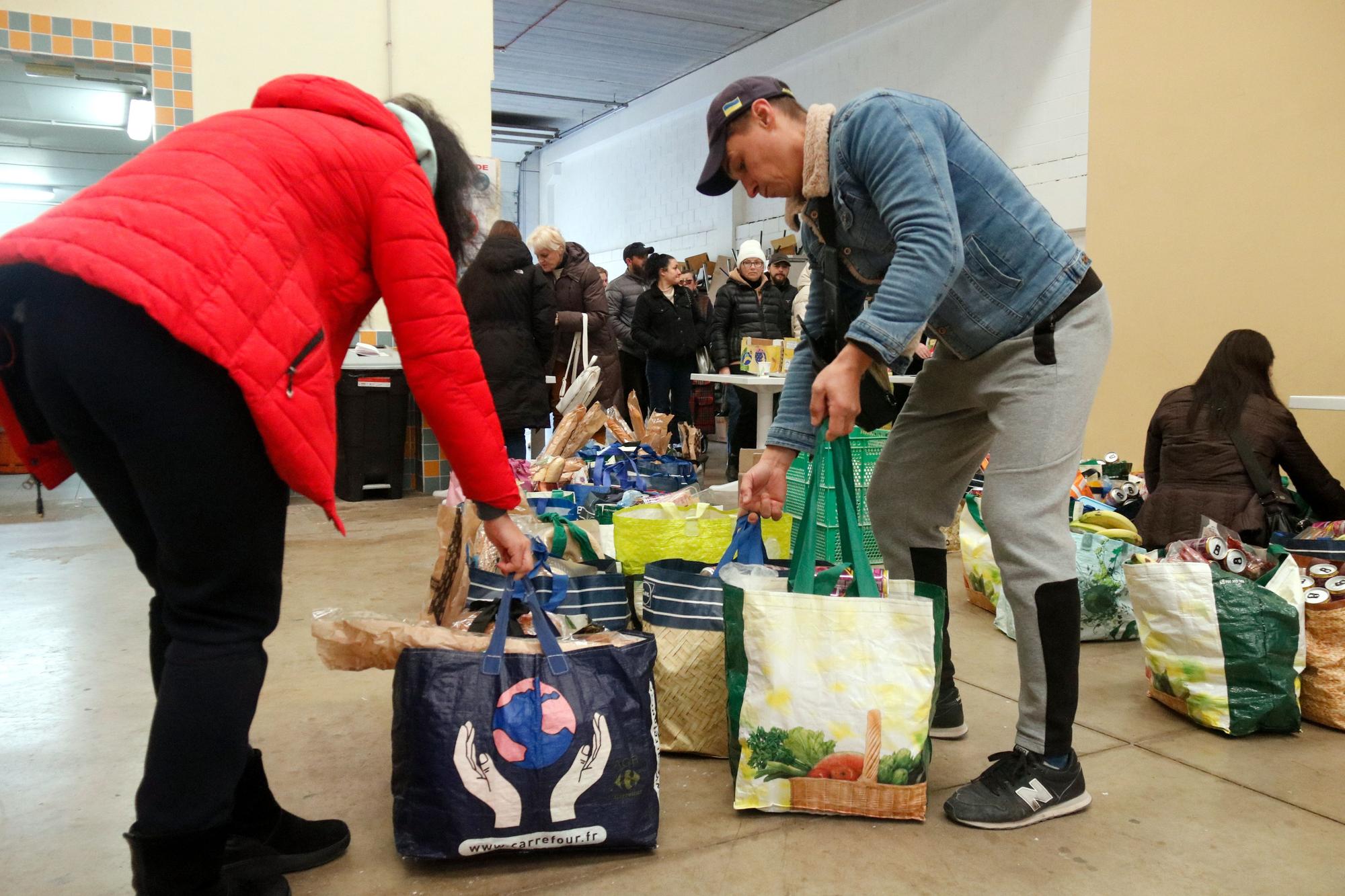 Aliments, roba i suport emocional per a 150 famílies ucraïneses refugiades a les comarques gironines