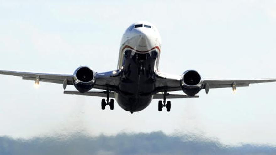 Imagen de un avión despegando de un aeropuerto.