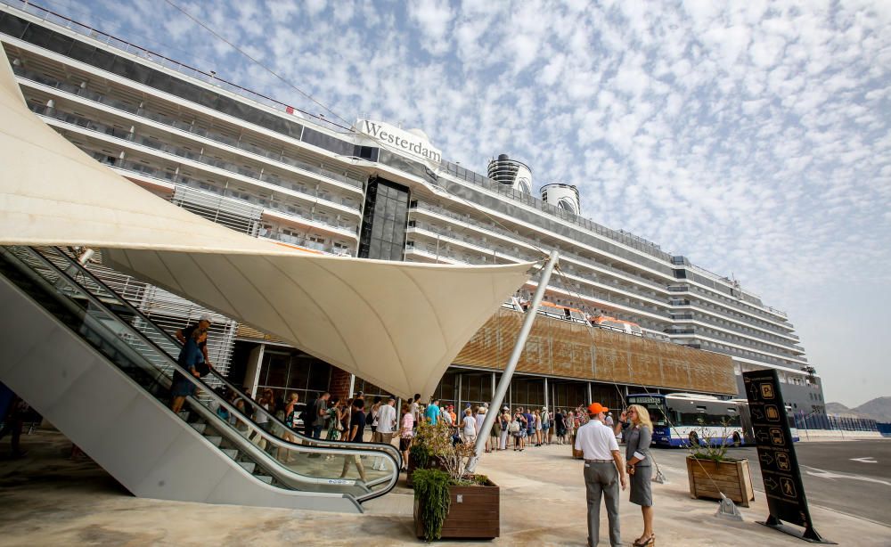 El Westerdam, repleto de norteamericanos y argentinos, hace escala en la estación marítima y llena de turistas el Castillo, bares y terrazas, y las tiendas