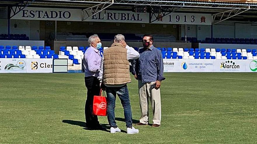 Técnicos de la RFEF durante su visita a El Rubial.  | J.Z.