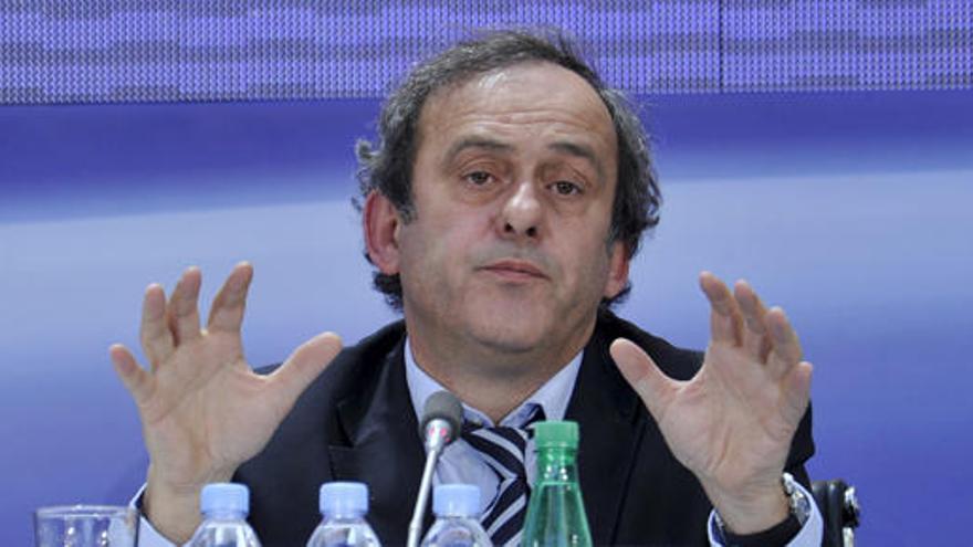 Platini dice que la Comisión de Ética de la FIFA está &quot;viciada&quot;
