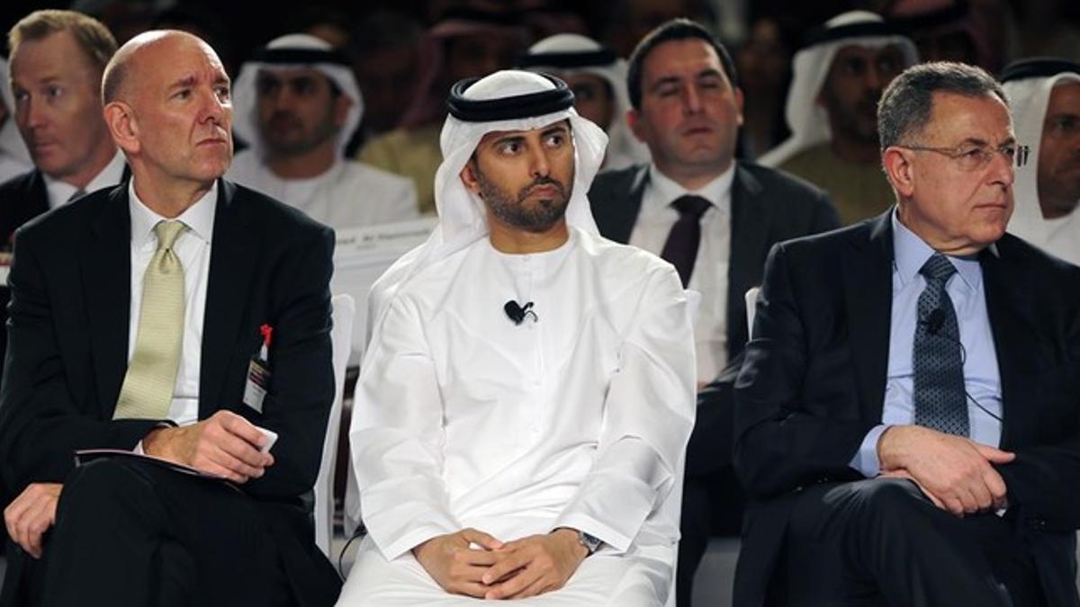 Richard Doidge, directivo de Maersk Oil, el ministro de Energía de EAU, Suhaïl Mazroui, y el exprimer ministro del Líbano Fuad Siniora (de izquierda a derecha) en un foro de la industria petrolera, en Abu Dhabi.