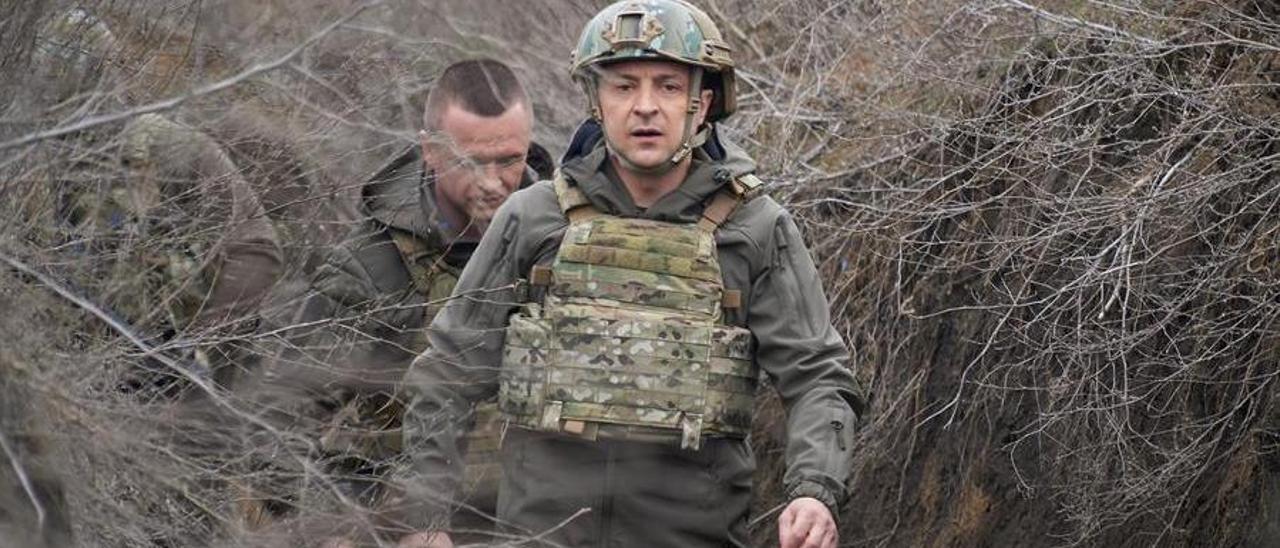 El presidente ucraniano, Volodimir Zelensky, en una visita a la zona militarizada.