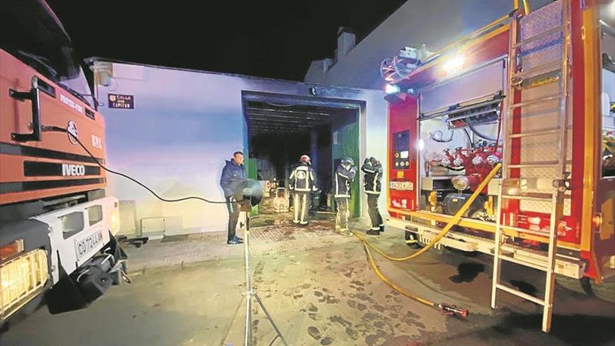 Sofocado un incendio en una nave de Pedro Abad