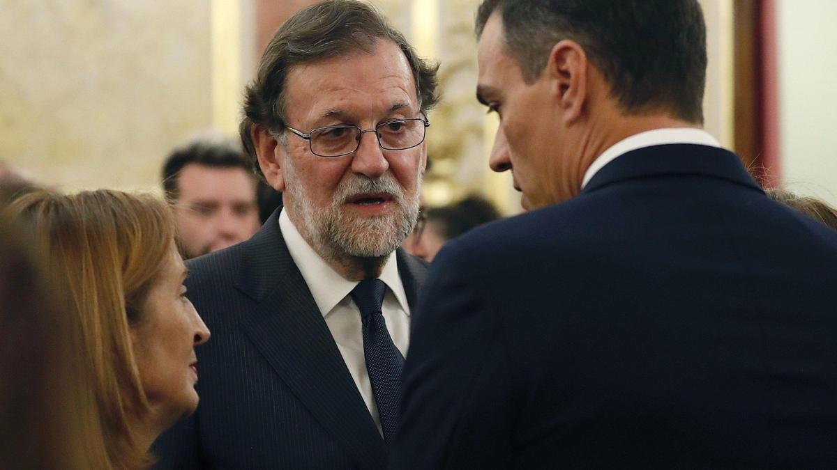 Pedro Sánchez conversa con Mariano Rajoy, en presencia de la expresidenta del Congreso, Ana Pastor, en la capilla ardiente por Alfredo Pérez Rubalcaba.