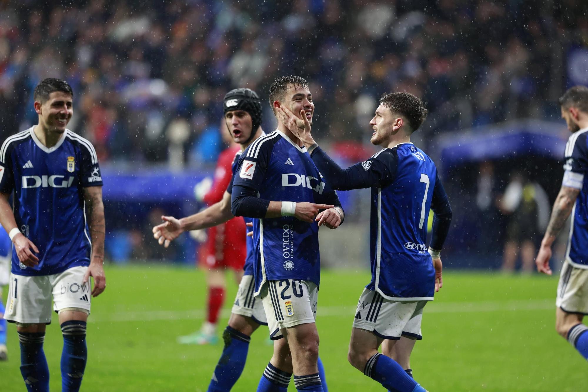 EN IMÁGENES: Ambiente y partido de un Real Oviedo-Levante pasado por agua