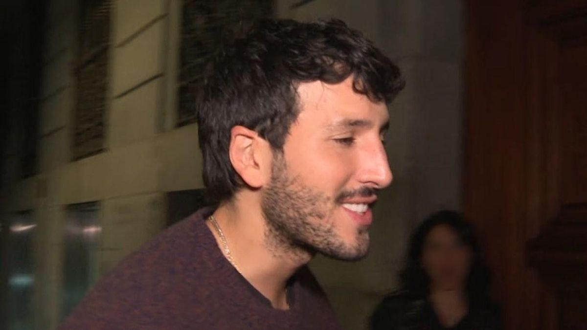 Sebastián Yatra opta por cantar cuando le preguntan por su relación con Nona Cobo