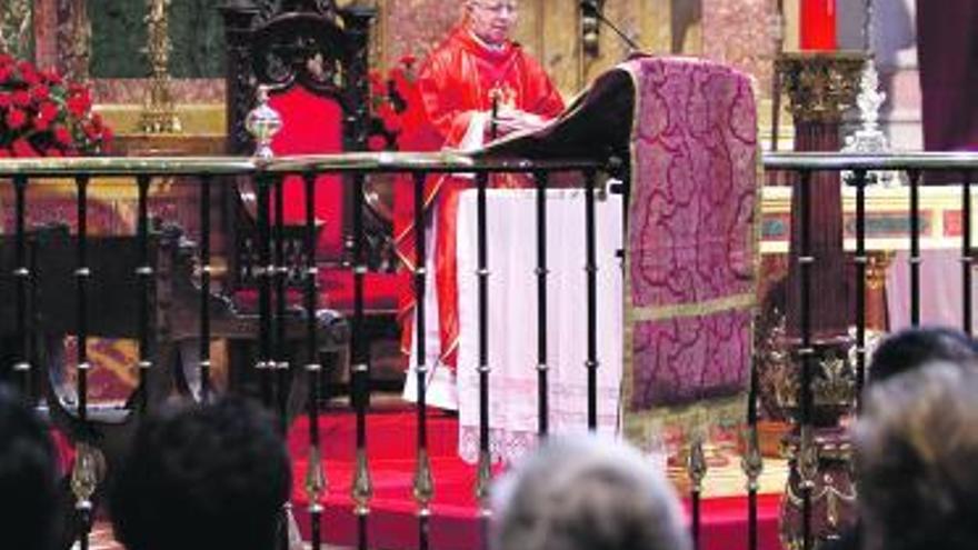 El obispo de Zamora ayer en la eucaristía que presidió en la Catedral.