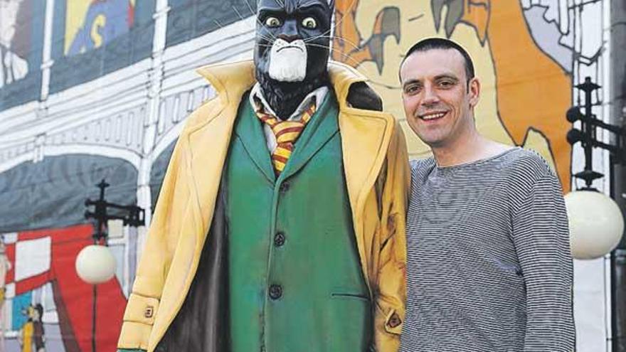 Frank Quitely posa en el Kiosco Alfonso con el muñeco de Blacksad. / carlos pardellas