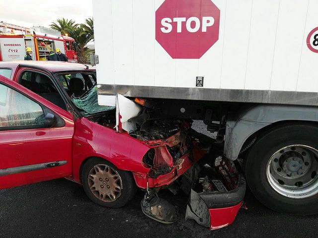 Herido tras una colisión con un camión en Lanzarote