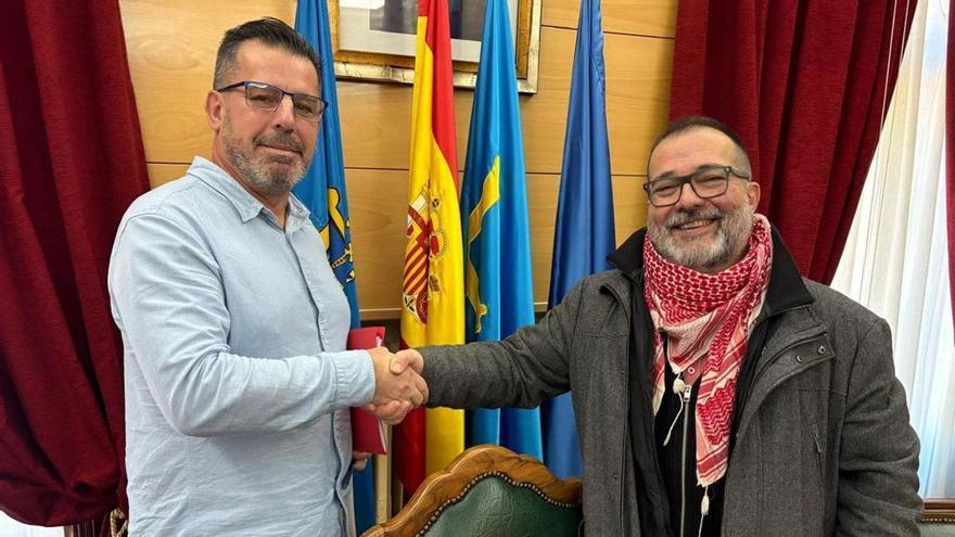 Roberto García, a la derecha, y Javier Castro, portavoz del PSOE, sellan el acuerdo presupuestario. | D. O.