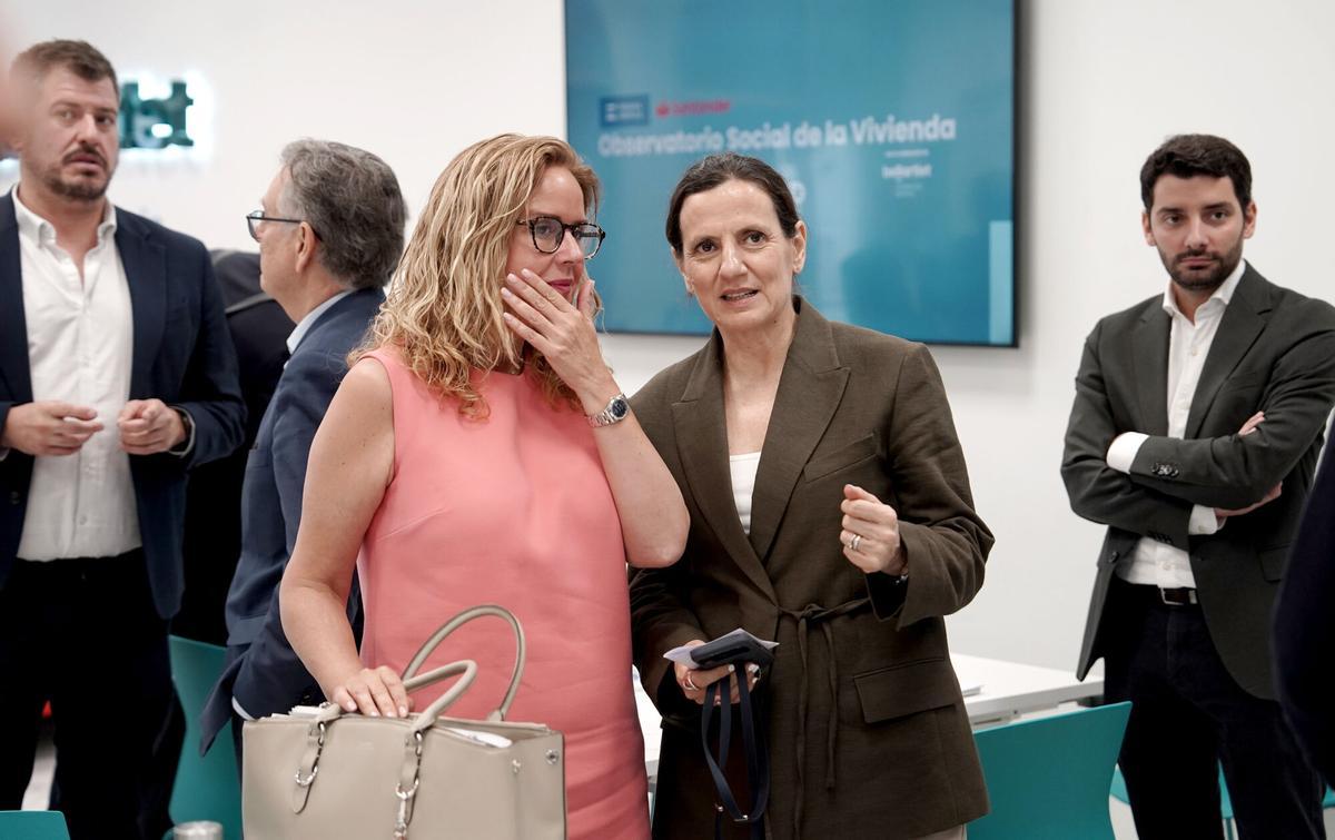 Helena Beunza, presidenta de ASVAL,  y Gemma Martínez, directora de El Periódico, conversando