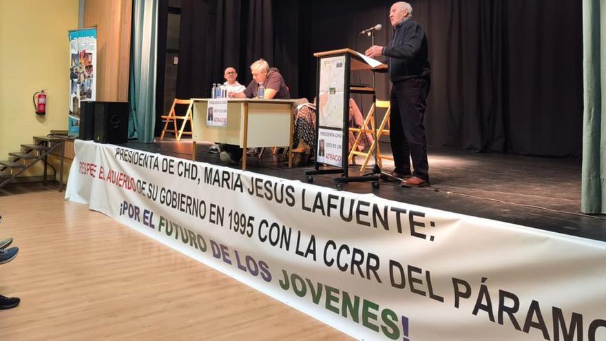 El presidente de la Comunidad de Regantes del Páramo Bajo en una de las asambleas celebradas el jueves.