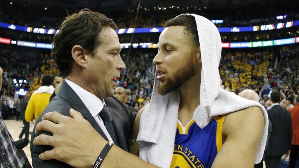 Stephen Curry (Golden State) y Quin Snyder (entrenador de Utah) se saludan tras el partido