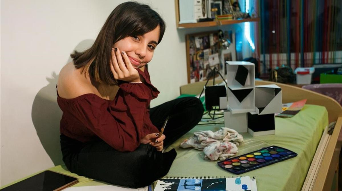 Luana Raffio, estudiante de Diseño, en la habitación donde habitualmente sigue las clases con el ordenador.