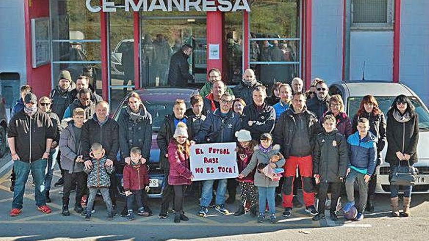 Grup de pares a la porta del Nou Estadi del Congost amb el lema «El futbol base no es toca!»