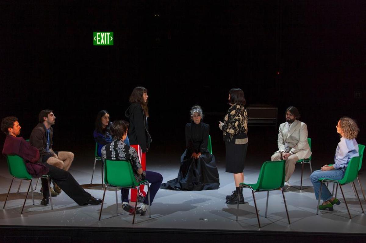 La protagonista acude a sesiones de terapia contra la adicción.