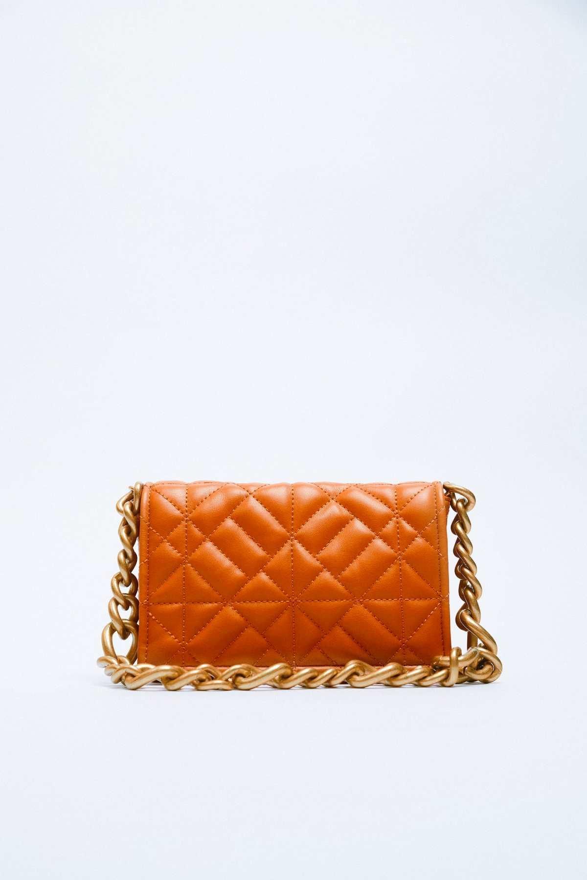 Bolso acolchado naranja con cadena