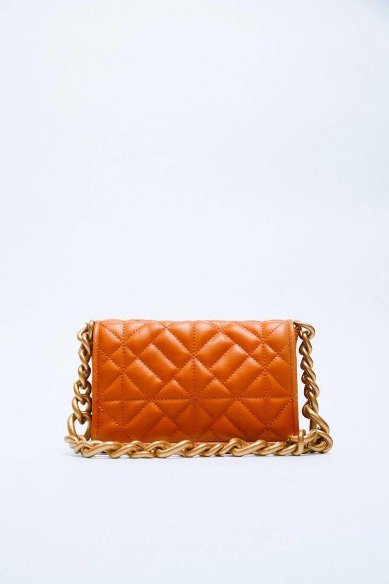 Bolso acolchado naranja con cadena