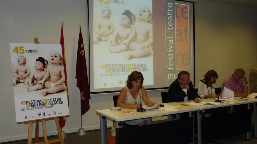 Adoración Molina, Eduardo Contreras, Marta López-Briones y José Antonio García, ante el cartel del Festival de Teatro.