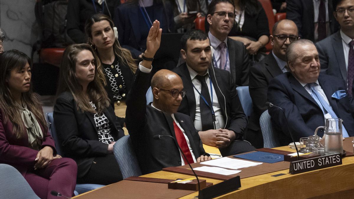 El embajador adjunto de Estados Unidos, Robert Wood, vota en contra de la resolución durante una reunión del Consejo de Seguridad en la sede de las Naciones Unidas.