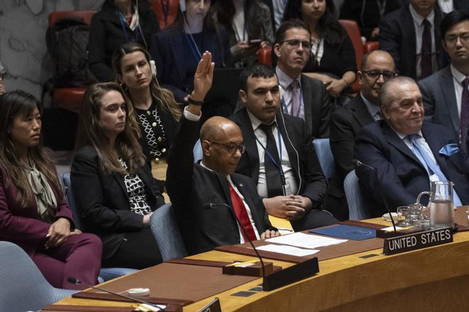 El embajador adjunto de Estados Unidos, Robert Wood, vota en contra de la resolución durante una reunión del Consejo de Seguridad en la sede de las Naciones Unidas.