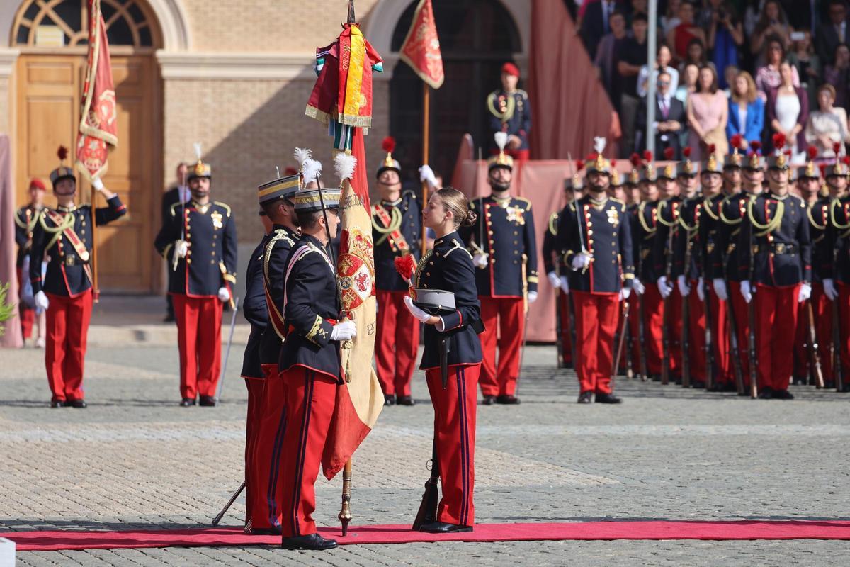 La princesa Leonor jura bandera