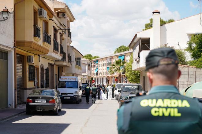 La Guardia Civil y los servicios funerarios en la puerta del domicilio donde se ha producido el asesinado de los menores y posterior suicidio del asesino , a 20 de mayo de 2024 en Granada (Andalucía, España).