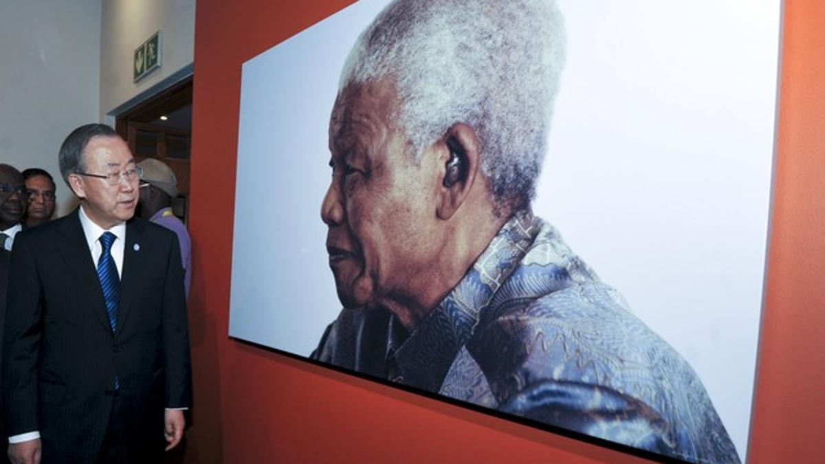 Ban Ki-Moon visita el memorial de Nelson Mandela en Johannesburgo, este lunes.