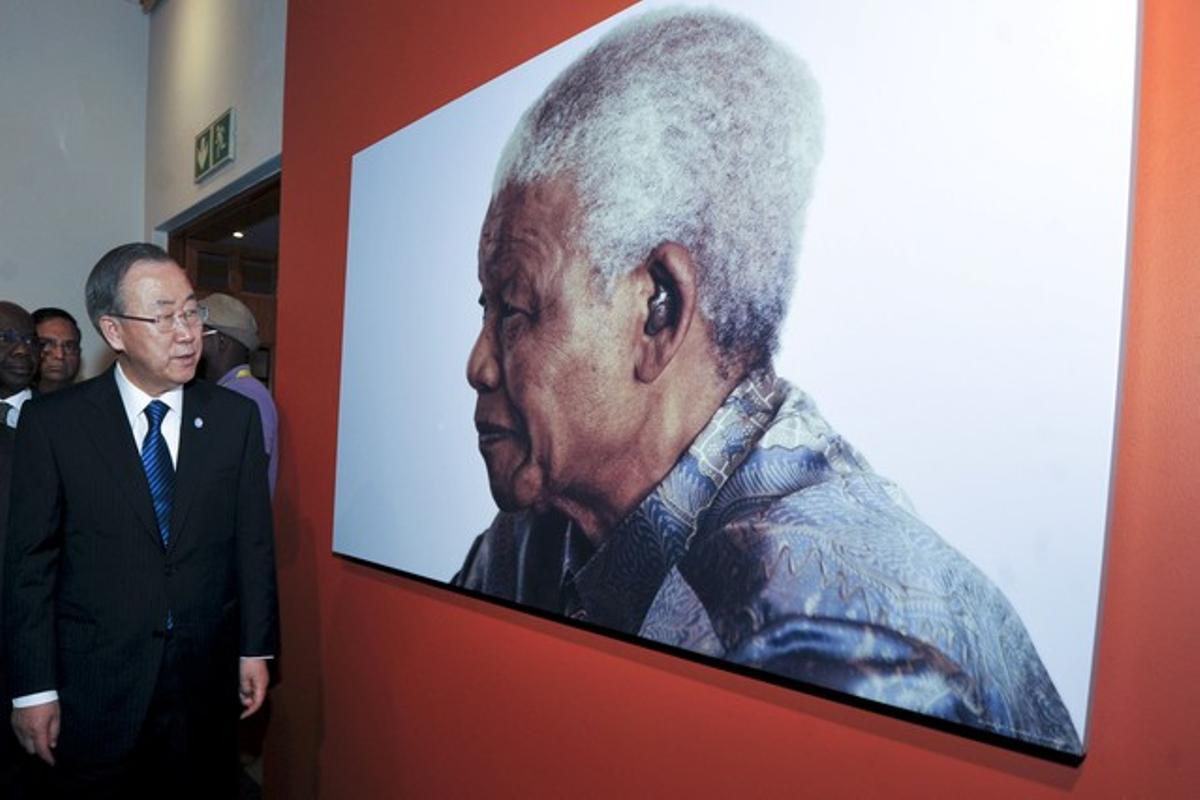 Ban Ki-moon visita el memorial de Nelson Mandela a Johannesburg, aquest dilluns.