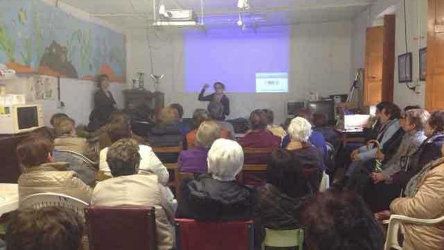 Asistentes a la charla sanitaria organizada en Fuentes de Ropel en la tarde del miércoles.