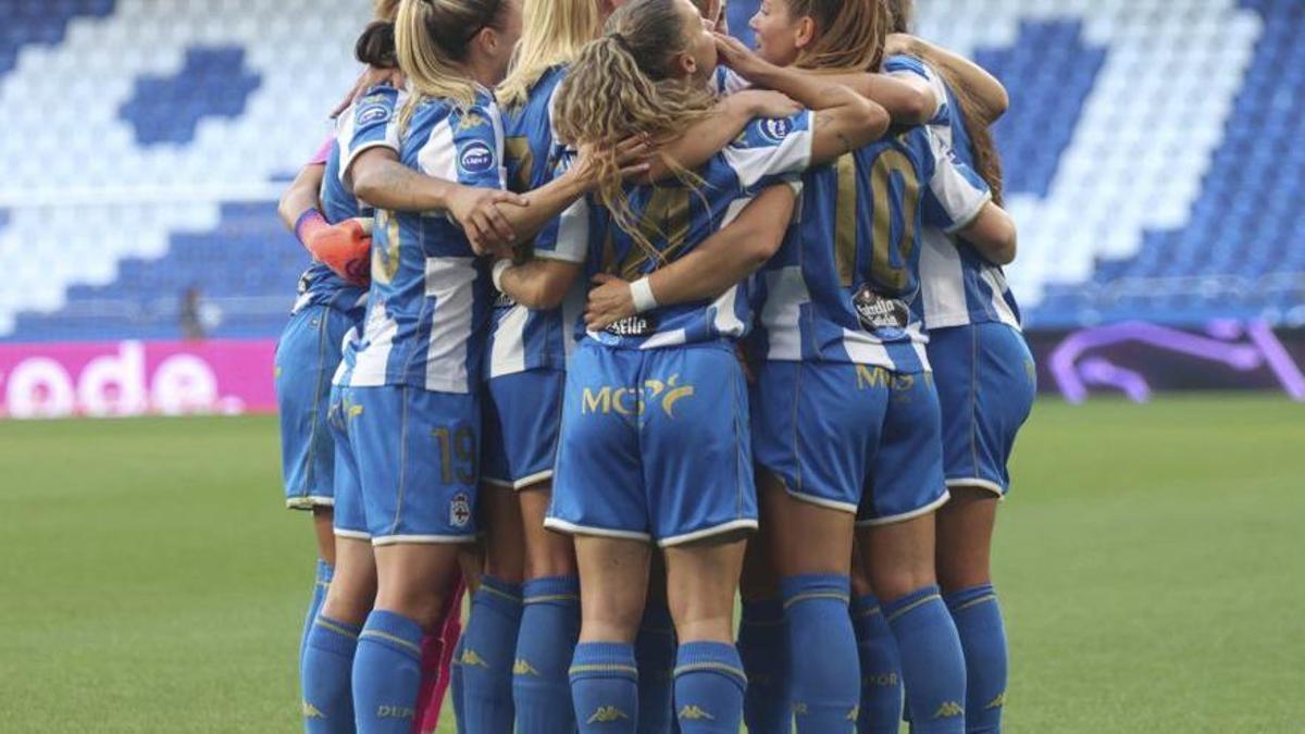 Las jugadoras del Dépor Abanca se abrazan en Riazor. |  Iago López