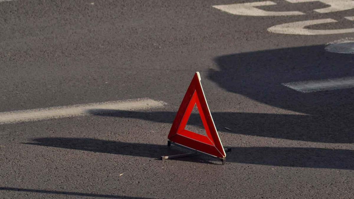 Aviso a los conductores asturianos: ya no solo la baliza V-16 obligatoria, así es la nueva baliza V-27 o "triángulo virtual" que publica el BOE, "te van a multar"