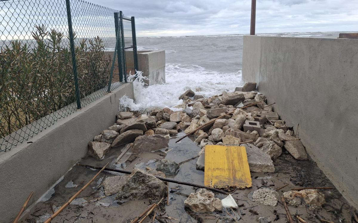 Acceso al mar destrozado en el tramo de les Marines que sigue devastado seis años después del temporal Gloria