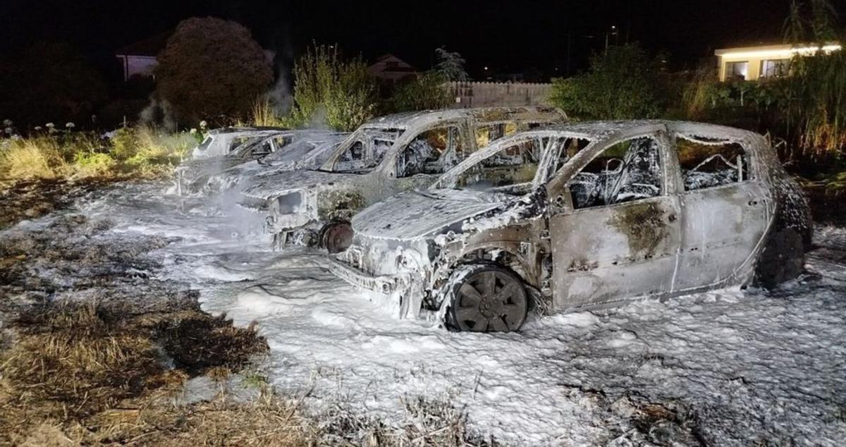 Coches calcinados en un finca-aparcamiento. |  Bombeiros Ribeira