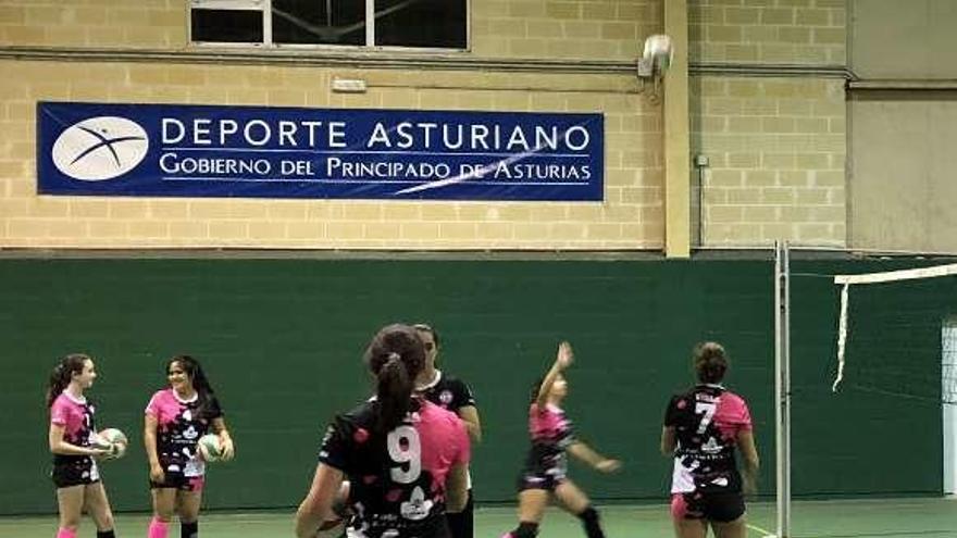 El equipo, dando una exhibición en el polideportivo a los asistentes.