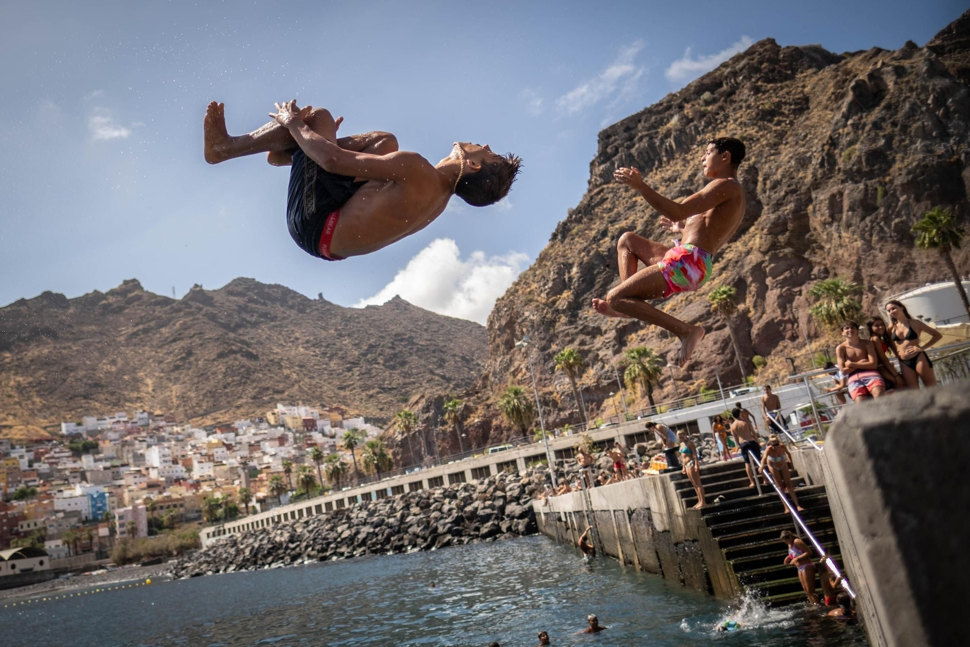 Bañistas en la playa de Valleseco