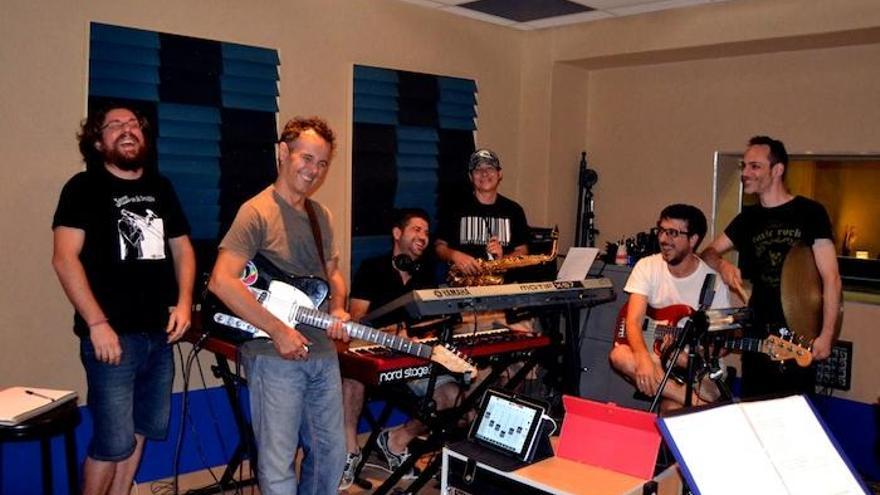 De izquierda a derecha: Salva Marina, Perico Ramírez, Manuel Nocete, Pepillo Ramírez, Jorge Blanco y  Nico Huguenin, en los estudios Puerto Records; y el arte de la portada del nuevo álbum, obra de Andrés Mérida.