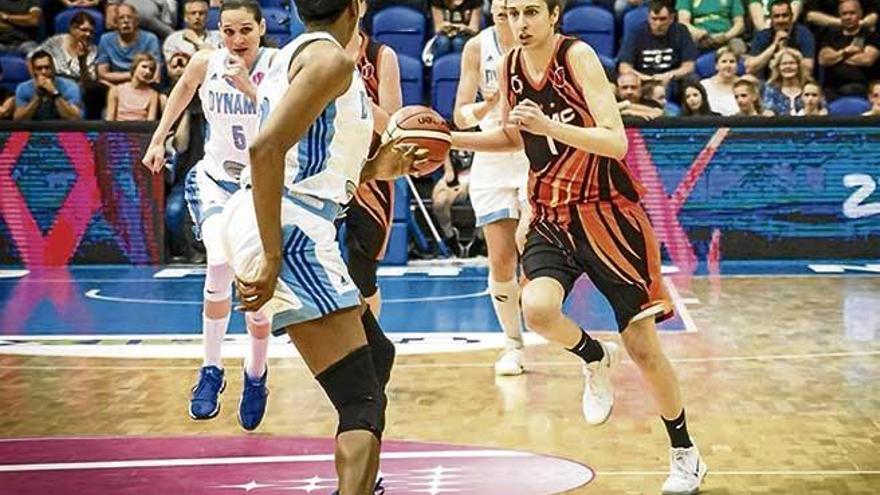 Alba Torrens controla la pelota en el partido del viernes ante el Dynamo Kursk.