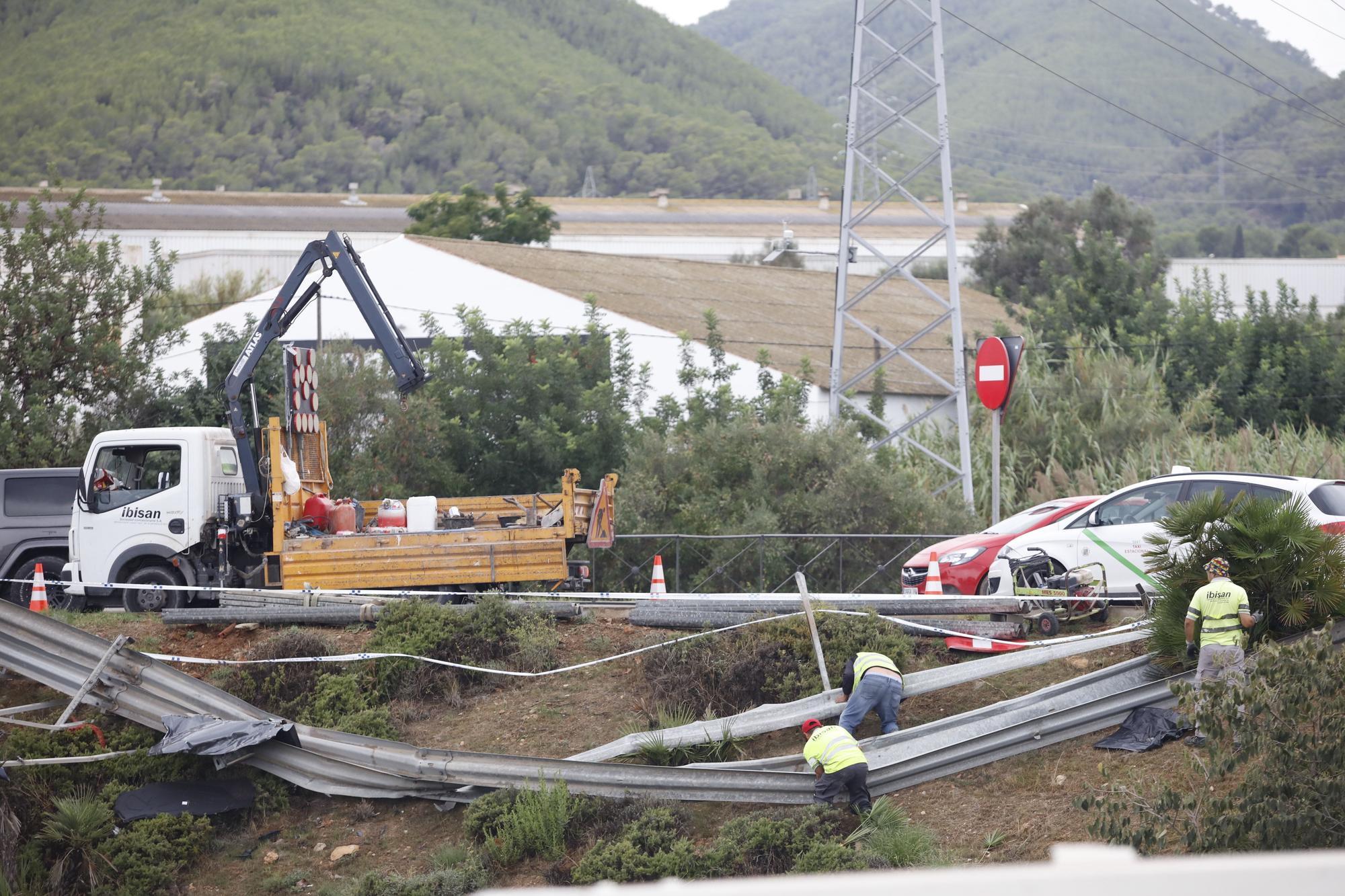 Accidente en Ibiza: un coche choca contra el quitamiedos de una rotonda y cae a la autovía