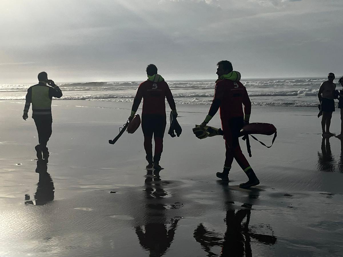 En imágenes: Angustiosa búsqueda de un bañista desaparecido en la playa de Salinas