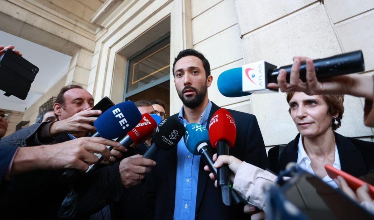 Valtònyc atiene a los medios al salir del juicio
celebrado ayer en Sevilla. |  EP