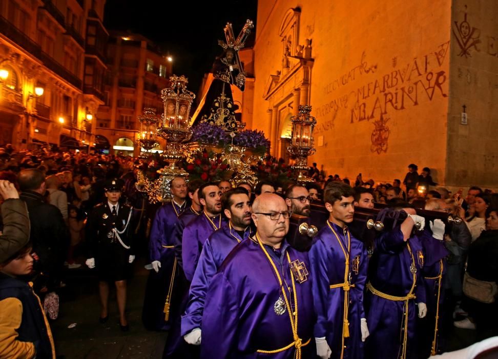 El Nazareno lució una nueva canastilla revestida de pan de oro y la parihuela de su trono original recién estrenada