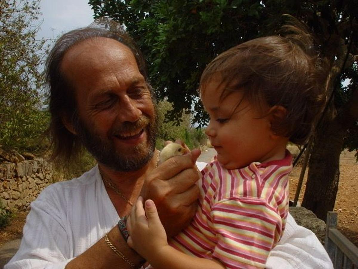 Antonia Sánchez con su padre, Paco de Lucía, en Mallorca.