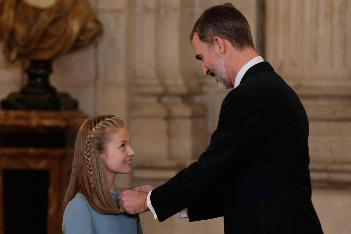 Felipe VI le coloca la insignia del Toisón de Oro a la princesa Leonor