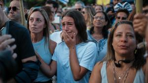 Cientos de personas aguardan en Tel Aviv el regreso de los rehenes liberados por Hamás